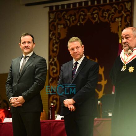 Emiliano García-Page, preside el acto de toma de posesión de Julián Garde como rector de la UCLM. Imagen: Rebeca Arango.