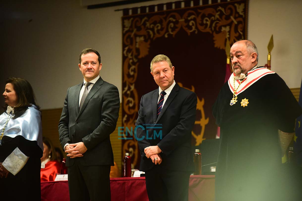 Emiliano García-Page, preside el acto de toma de posesión de Julián Garde como rector de la UCLM. Imagen: Rebeca Arango.