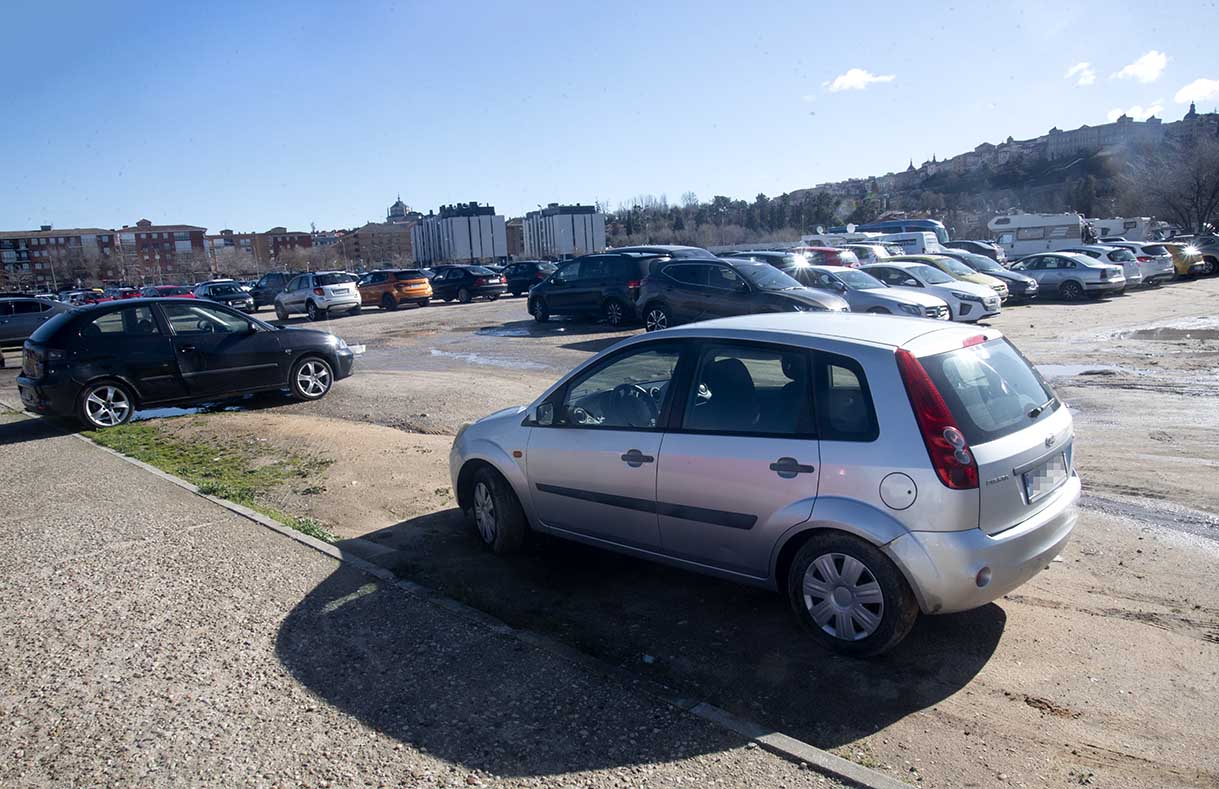 Aparcamiento sin asfaltar del barrio de Santa Teresa