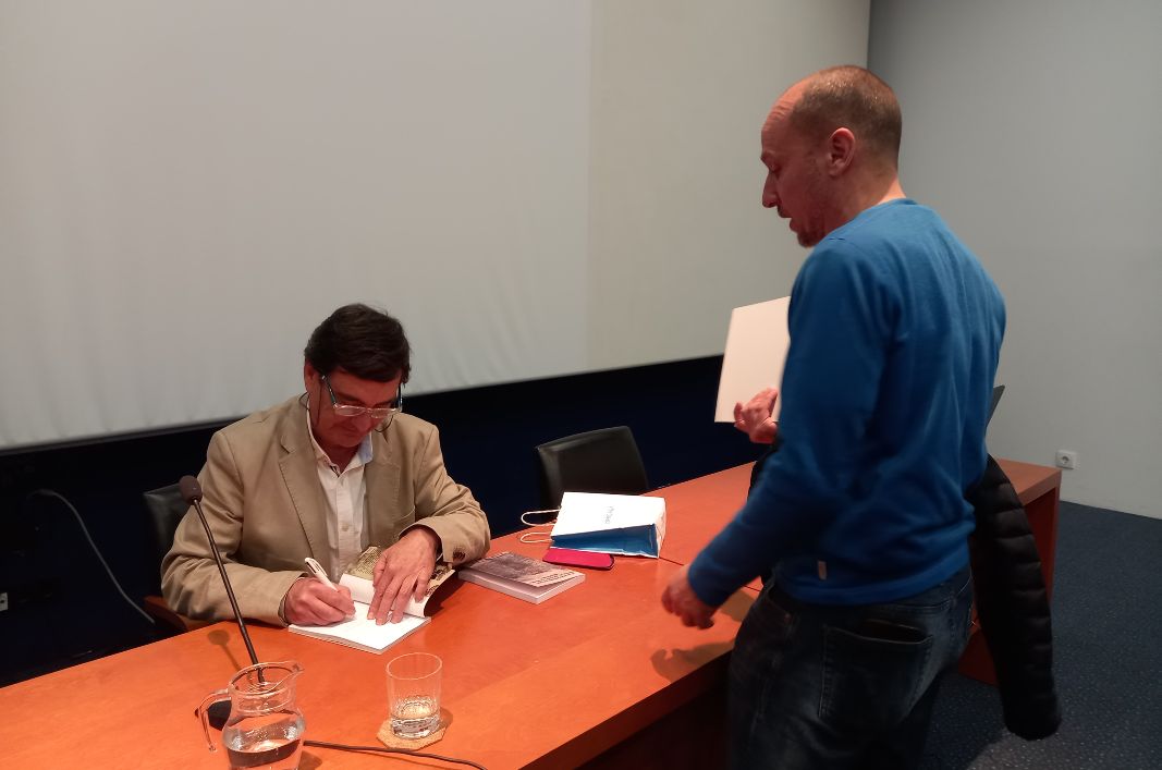 Enrique García Gómez, firmando su libro.