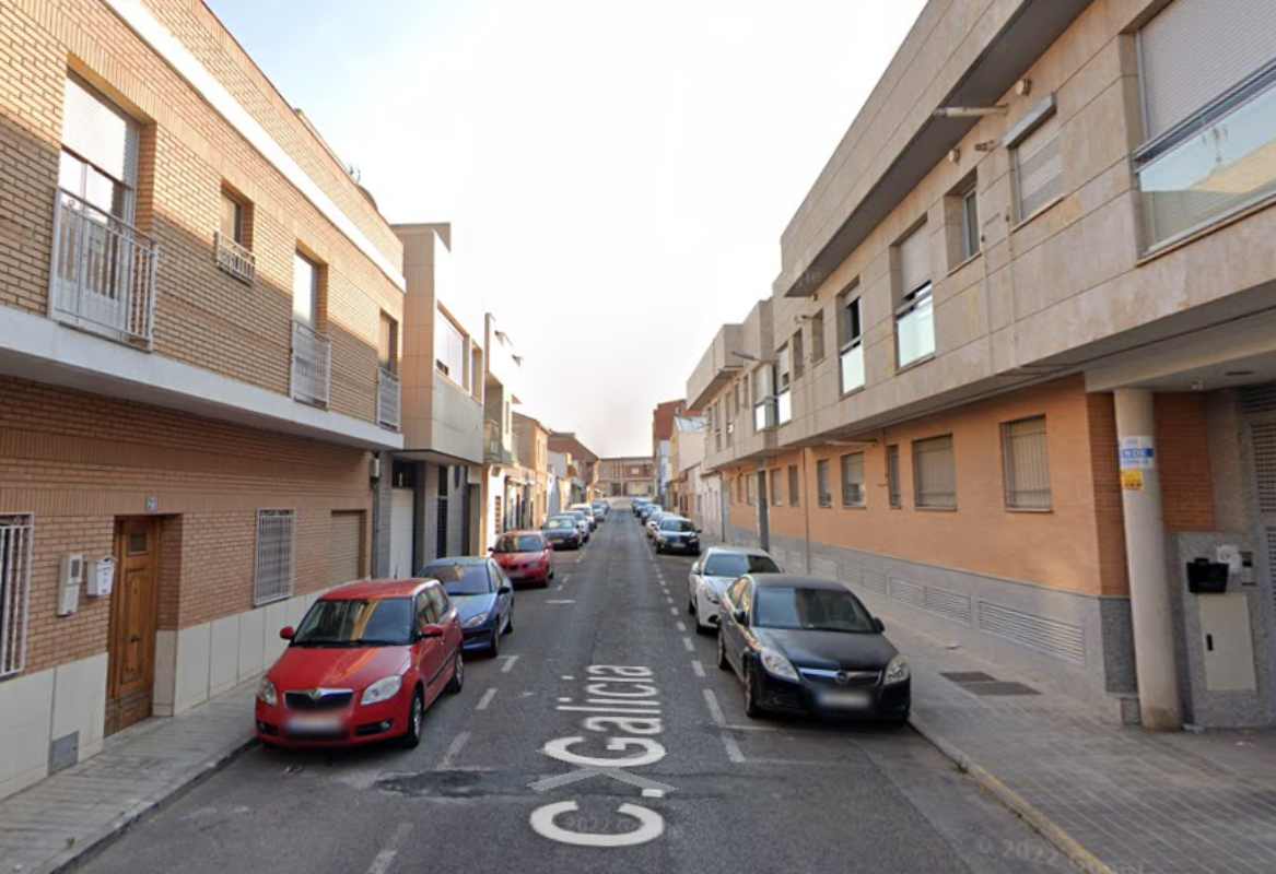 El aviso del incendio se ha producido sobre las 16:46 horas, en una vivienda baja de la calle Galicia.