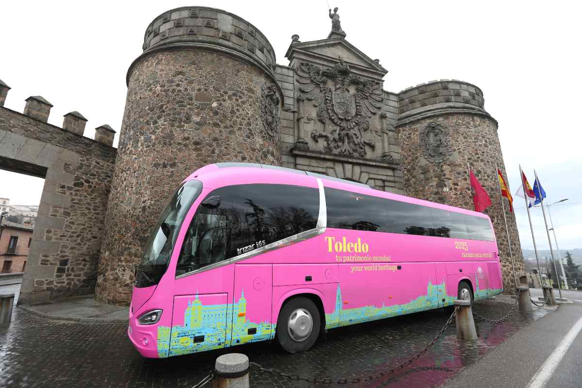 El Ayuntamiento de Toledo ha presentado este martes uno de los autobuses rotulados con la campaña de promoción turística de Fitur.