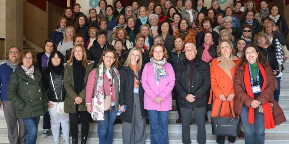 Concepción Cedillo (en el primer plano), con la asociación de mujeres de Urda (foto de archivo).