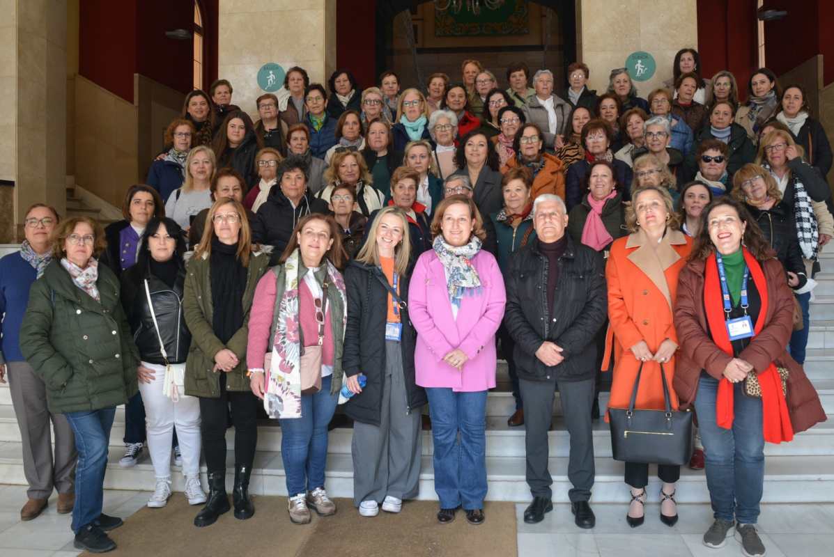 Concepción Cedillo (en el primer plano), con la asociación de mujeres de Urda (foto de archivo).