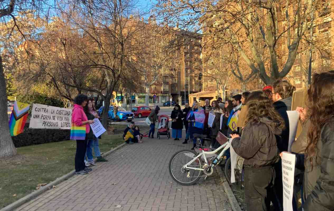 Concentración contra la actividad que se iba a desarrollar en la iglesia de San Fernando, en Cuenca.