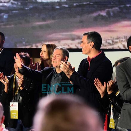 Page es aplaudido durante el Congreso Regional del PSOE. Foto: Rebeca Arango.