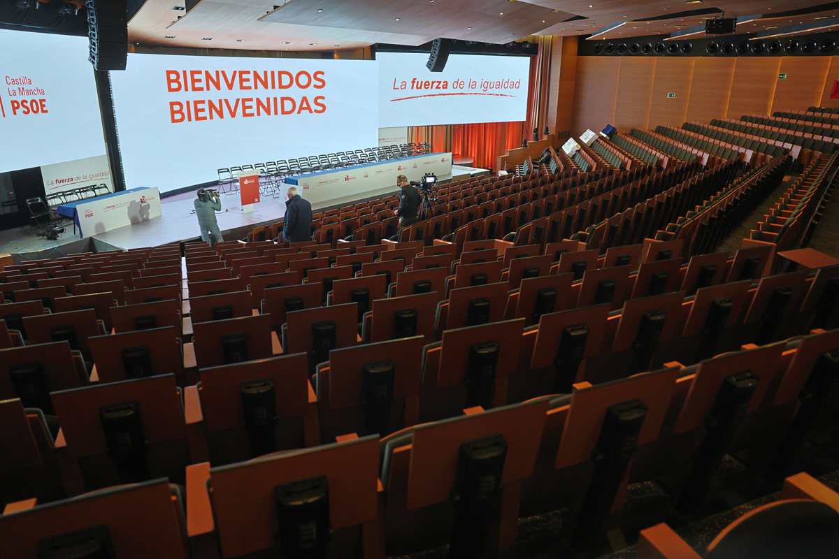 El auditorio del Hotel Beatriz, preparado para el Congreso del PSOE de CLM. Foto: EFE/ Ismael Herrero.