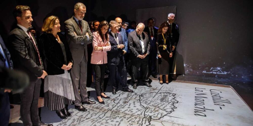 Los reyes de España visitando el stand de Castilla-La Mancha en Fitur.