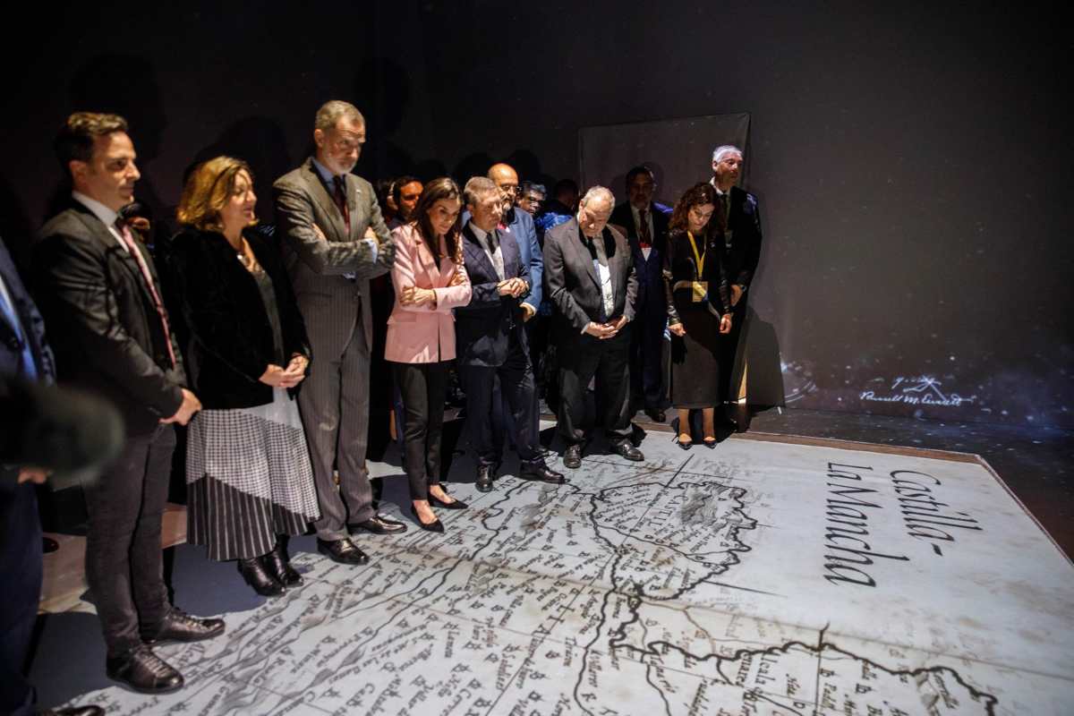 Los reyes de España visitando el stand de Castilla-La Mancha en Fitur.