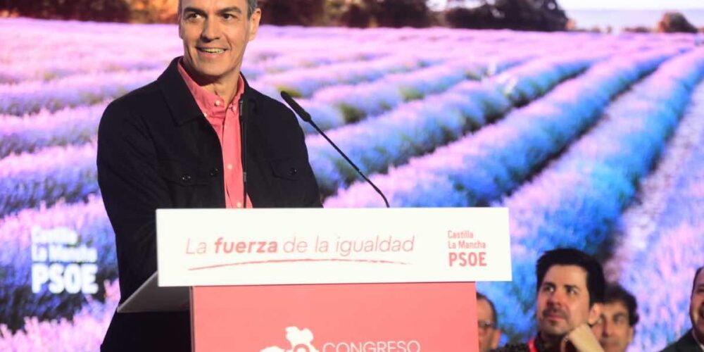 El presidente del gobierno de España y secretario general de los socialistas, Pedro Sánchez acompañando al secretario general del PSOE de Castilla-La Mancha, Emiliano García-Page, en el XIII Congreso Regional, en Toledo. Foto: Rebeca Arango