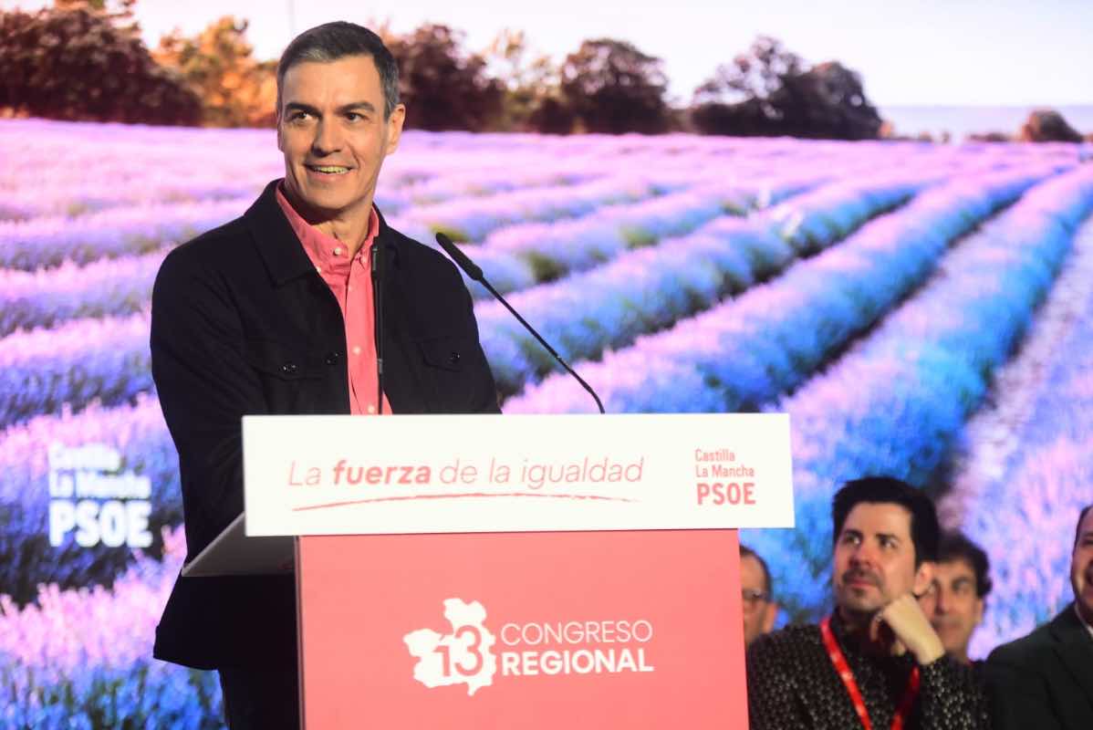 El presidente del gobierno de España y secretario general de los socialistas, Pedro Sánchez acompañando al secretario general del PSOE de Castilla-La Mancha, Emiliano García-Page, en el XIII Congreso Regional, en Toledo. Foto: Rebeca Arango