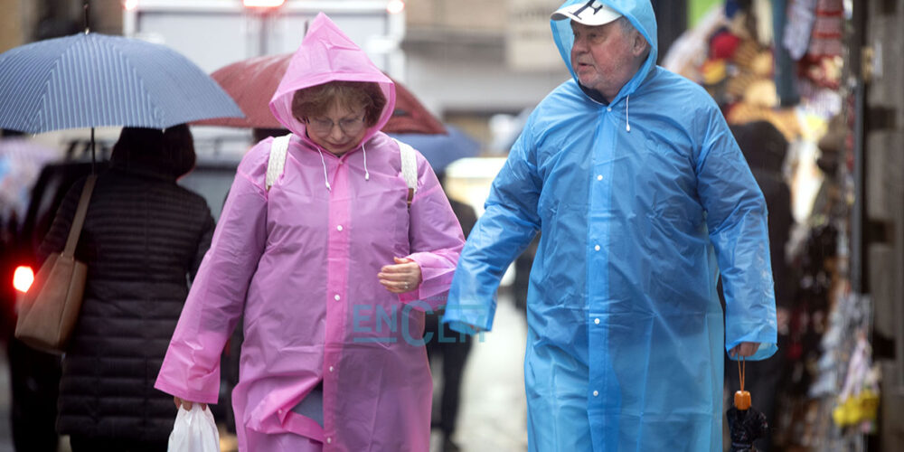 Gente con paraguas en una mañana de lluvia del invierno