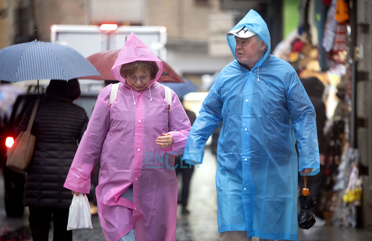 Gente con paraguas en una mañana de lluvia del invierno