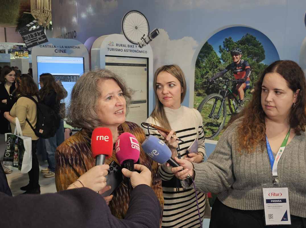 Mercedes Gómez visitó el stand de CLM en el Día de la provincia de Toledo.