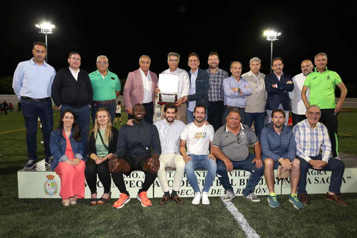 Homenaje a Enrique de la Rosa por sus 25 años organizando el campeonato benjamín 'La Sagra'.