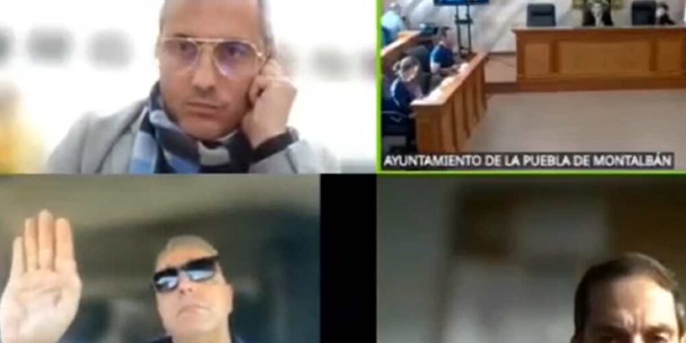 Francisco Raúl Ruiz (abajo, a la izquierda), votando "en el pleno" desde el coche.