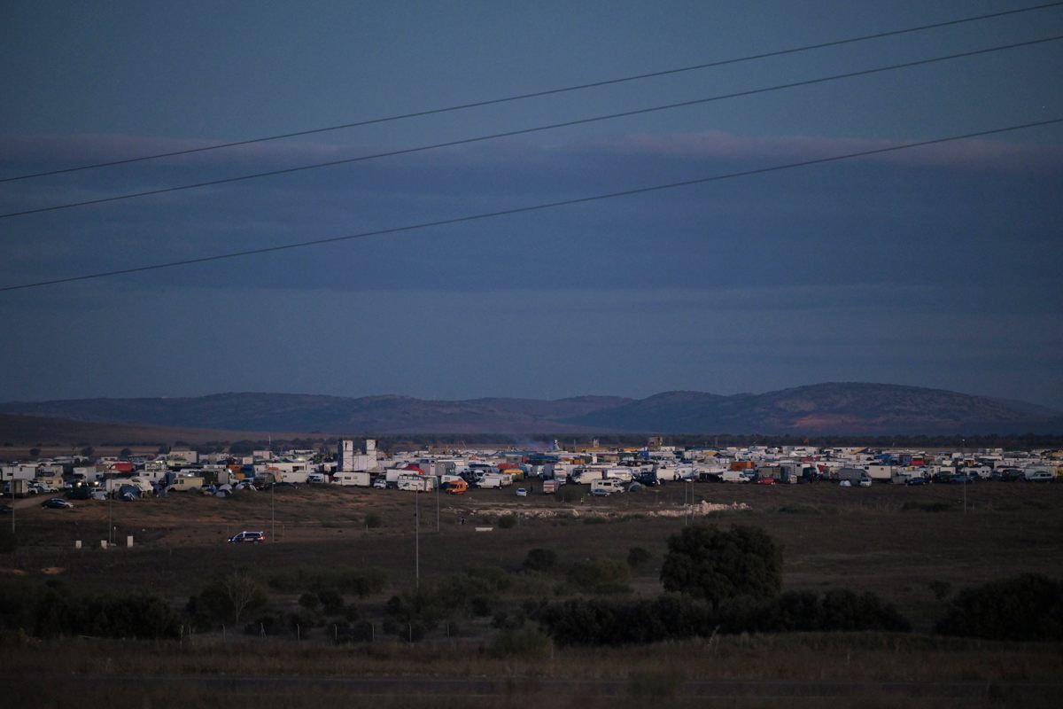 La rave se instaló en un polígono industrial cercano al aeropuerto de Ciudad Real. Foto: EFE.