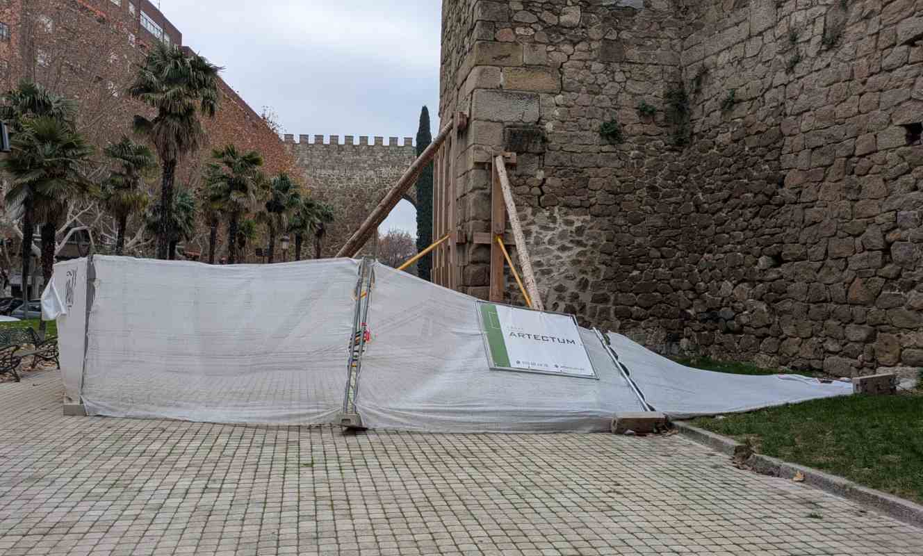 Fotografía del estado de la muralla hecha por el PSOE.