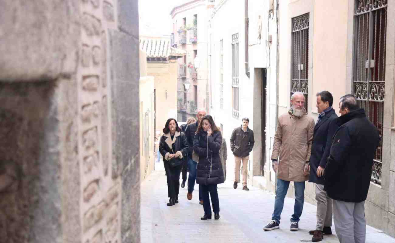 El alcalde de Toledo, Carlos Velázquez, ha visitado este viernes las calles.