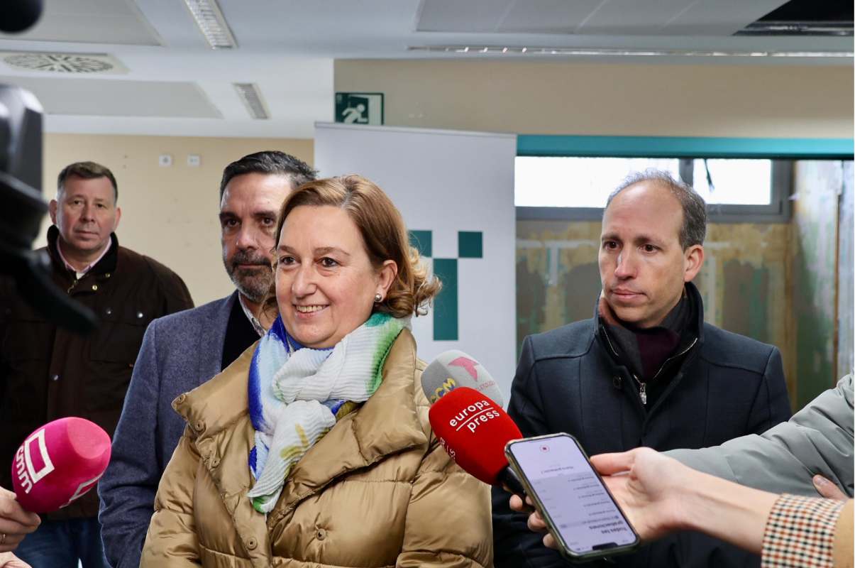 Concepción Cedillo atiende a los medios de comunicación durante su visita a las obras de la residencia San José. Foto: Diputación de Toledo