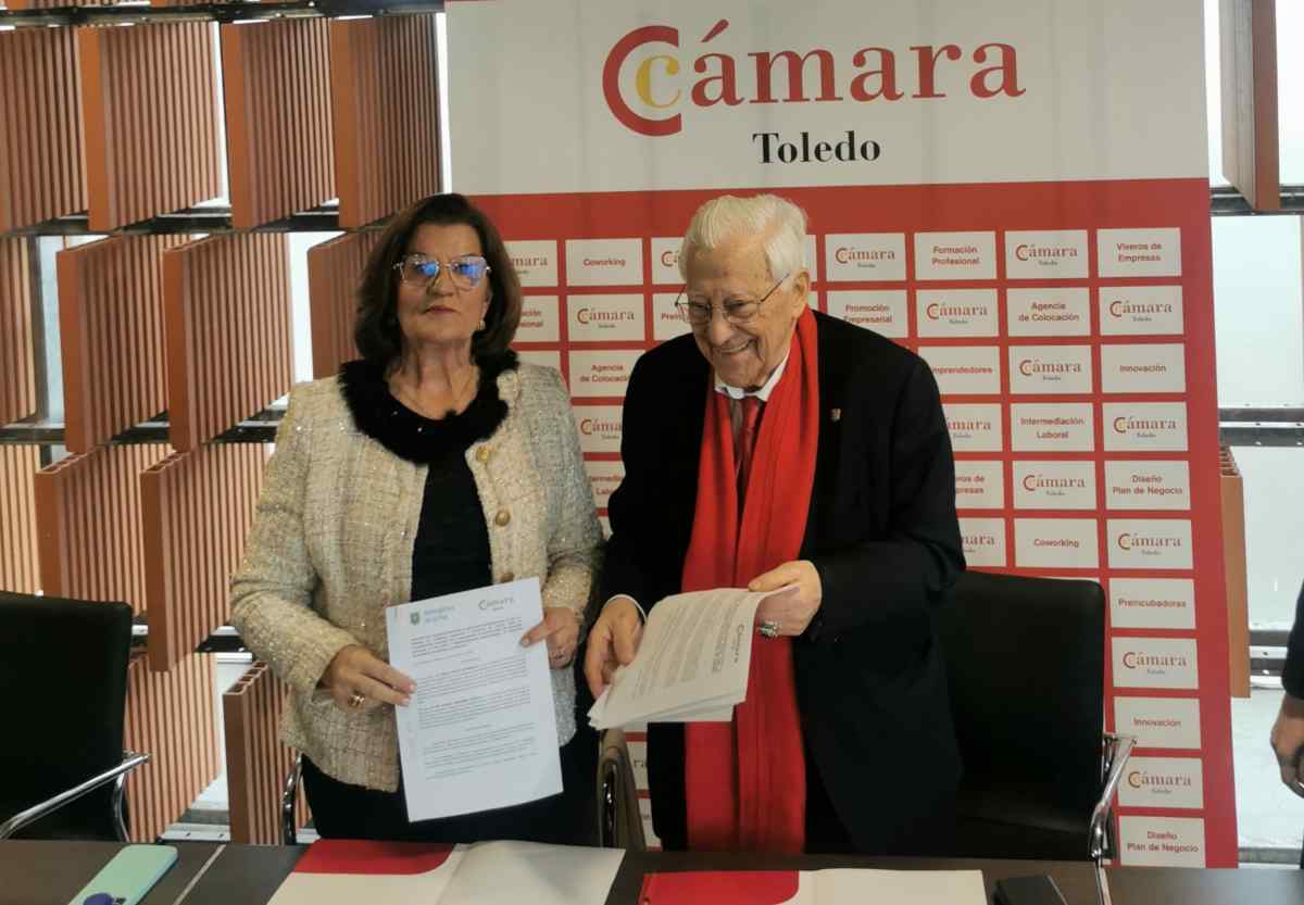 María Ángeles Martínez, presidenta de la Cámara de Comercio de Toledo, y el Padre Ángel, presidente de Mensajeros de la Paz.