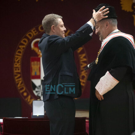 El presidente de CLM, Emiliano García-Page, y el rector Julián Garde. Imagen: Rebeca Arango.