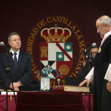 El jefe del Ejecutivo autonómico, Emiliano García-Page, preside el acto de toma de posesión de José Julián Garde como rector de la UCLM. Imagen: Rebeca Arango.