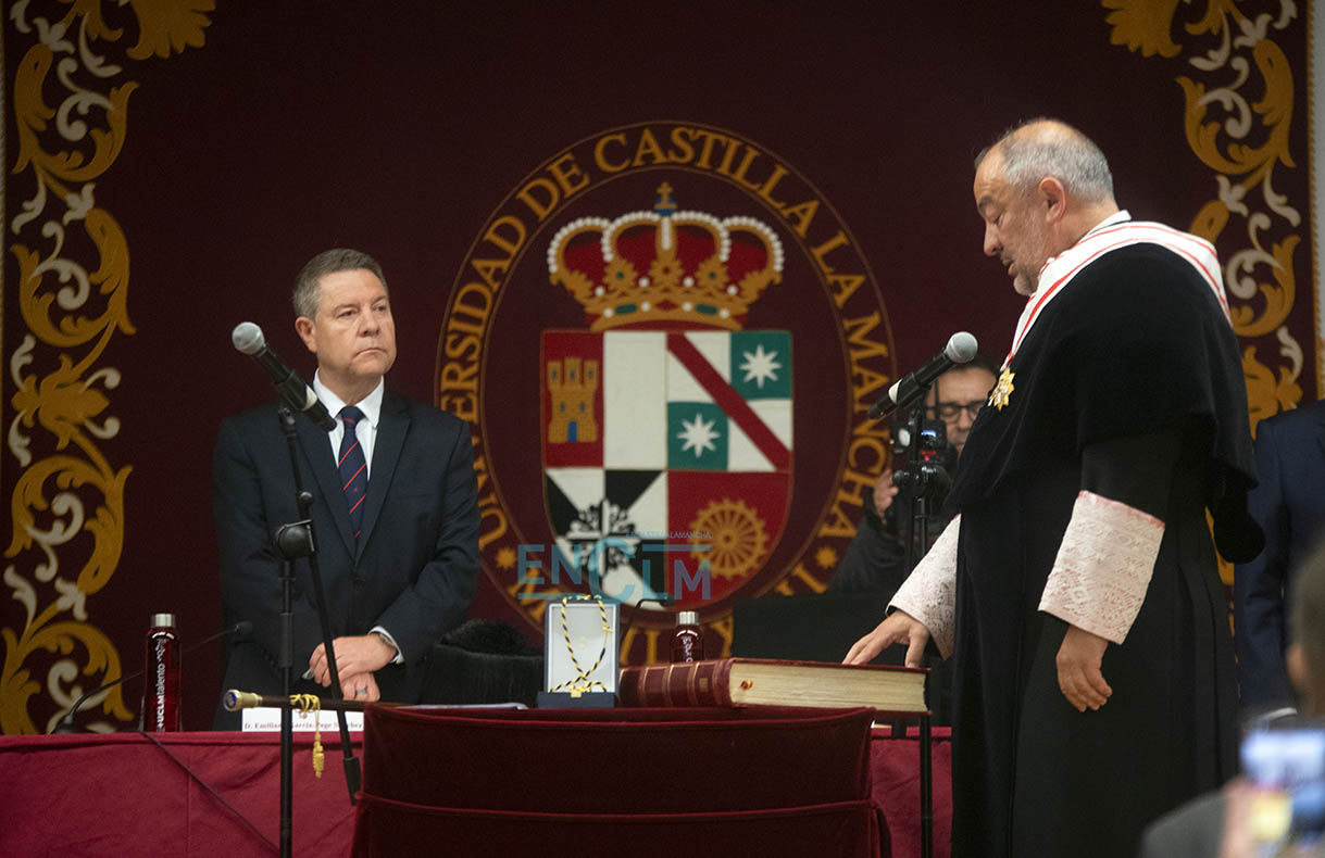 El jefe del Ejecutivo autonómico, Emiliano García-Page, preside el acto de toma de posesión de José Julián Garde como rector de la UCLM. Imagen: Rebeca Arango.