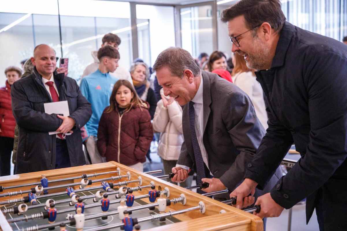 El presidente autonómico, Emiliano García-Page, visita, en La Gineta (Albacete), el Centro de Ocio Juvenil de la localidad.