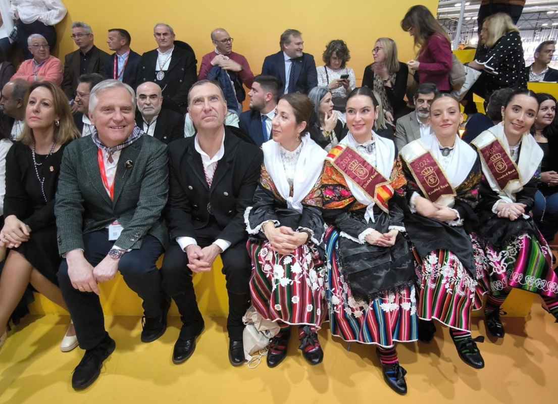 Francisco Cañizares visitó el stand de CLM de Fitur, dedicado a Ciudad Real.