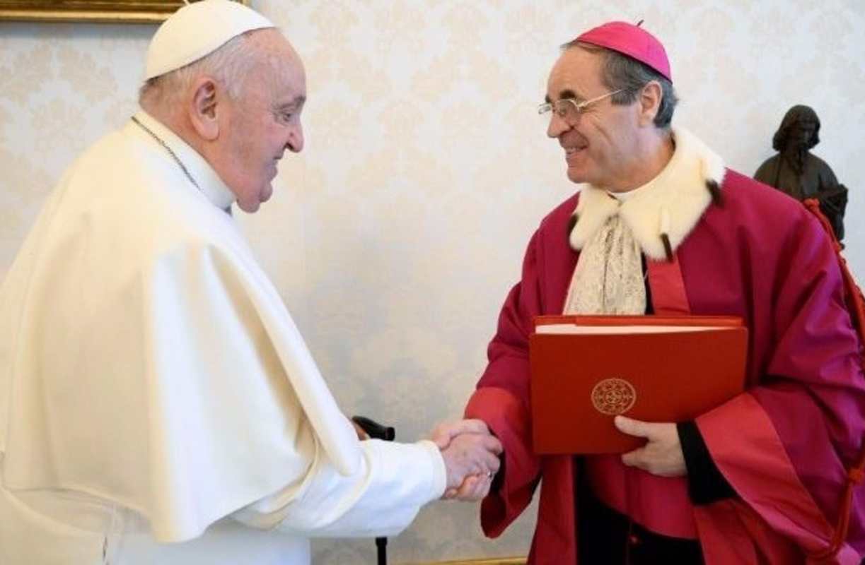 El Papa Francisco y el párroco toledano Alejandro Arellano.