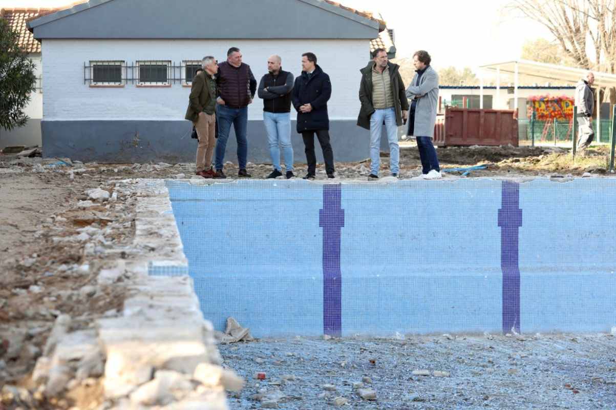 Carlos Velázquez visitó las obras de la piscina del Polígono de Toledo.