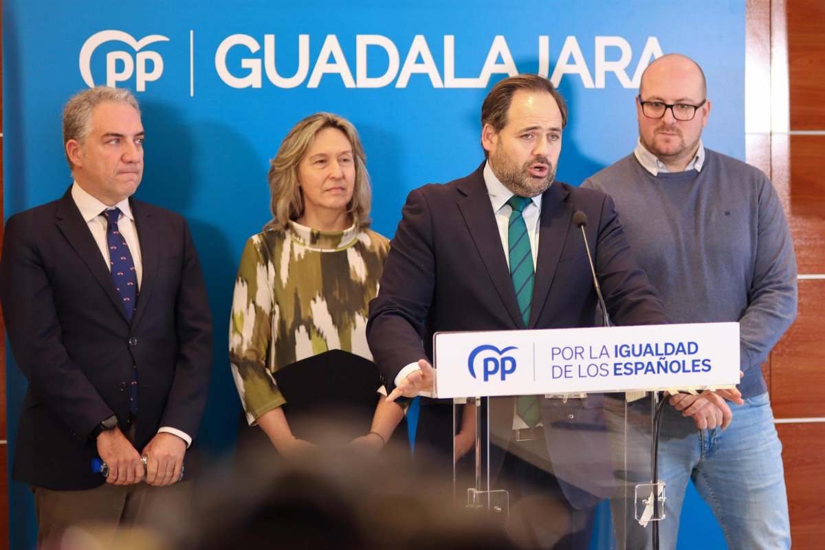 En la foto, Elías Bendodo (izquierda), Ana Guarinos y Paco Núñez, en Guadalajara.