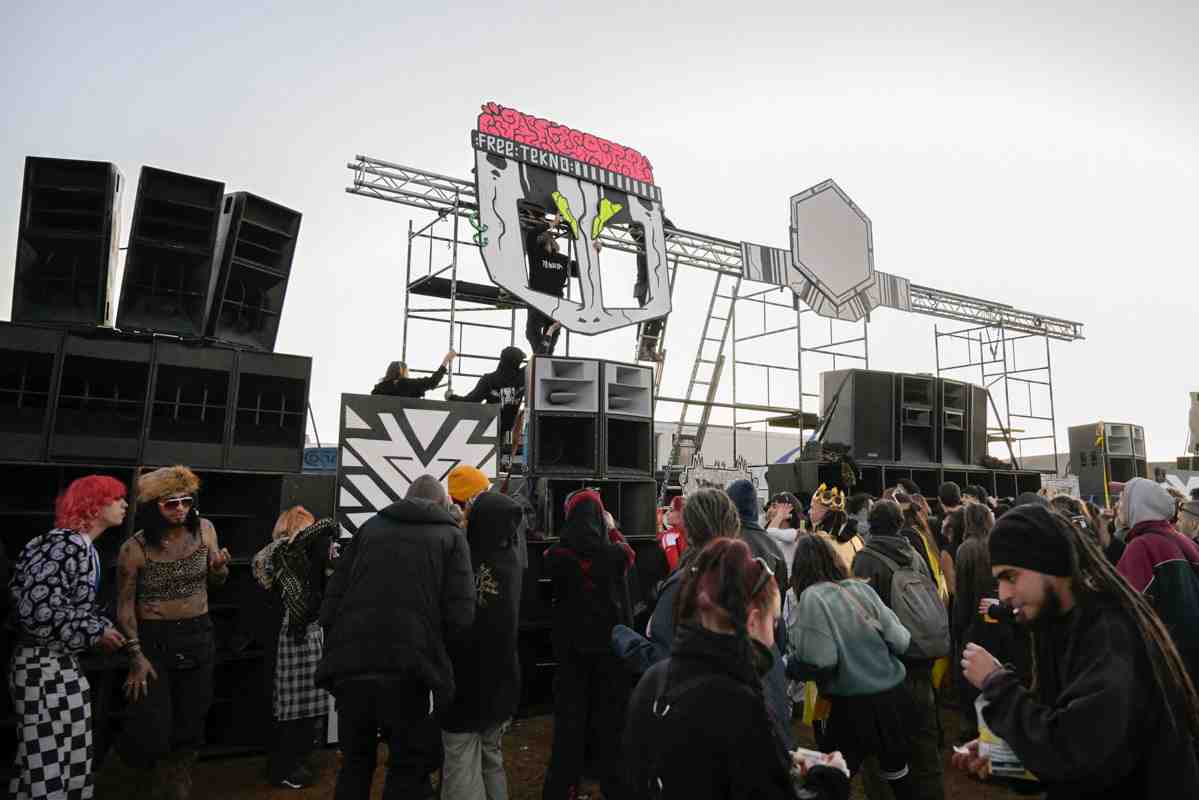 Asistentes a la 'rave' que se celebra en el aeropuerto de Ciudad Real - Foto: Jesús Monroy (EFE).