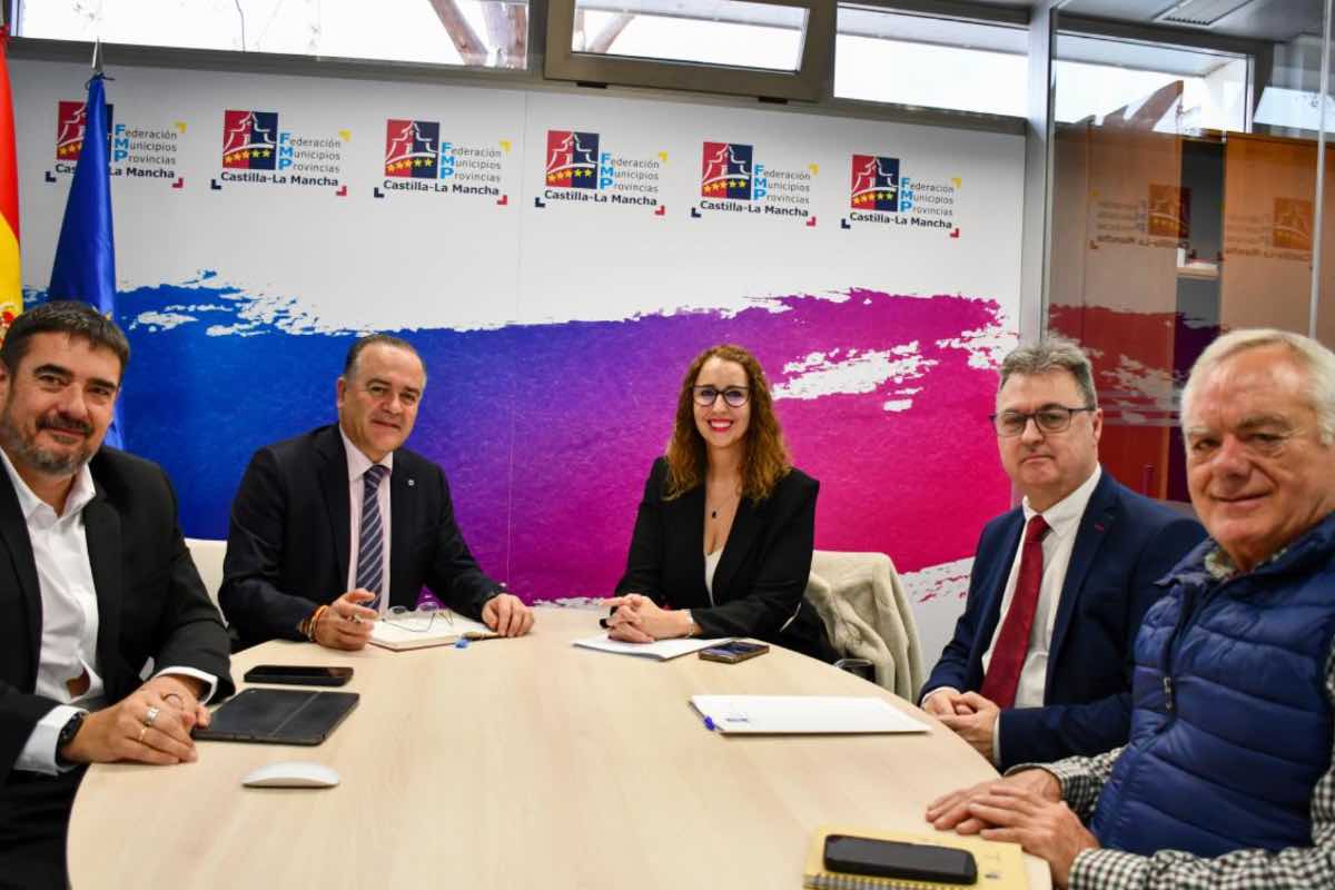 El Gobierno regional propone a la FEMP de Castilla-La Mancha la creación de la Red de Municipios por la Igualdad y la Diversidad. Foto: Junta de Castilla-La Mancha