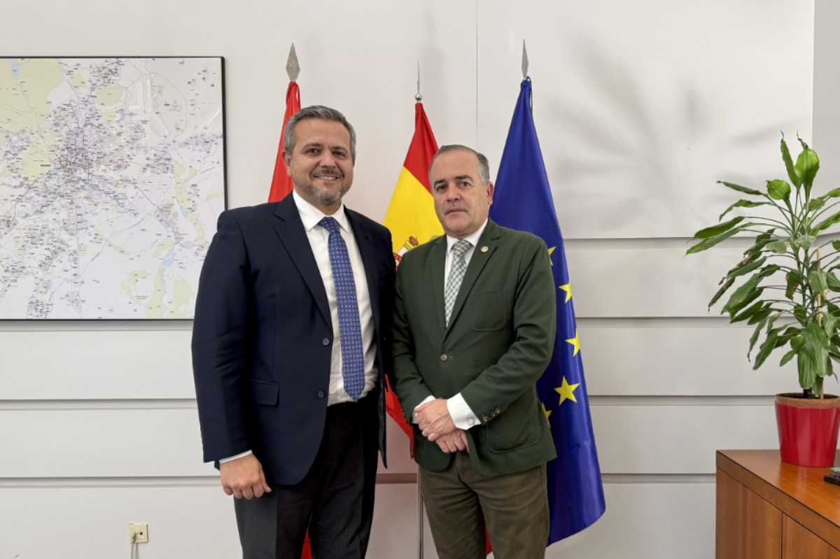 Reunión entre el consejero de Vivienda, Transportes e Infraestructuras, de la Comunidad de Madrid Jorge Rodrigo Domínguez, y el alcalde Talavera, José Julián Gregorio