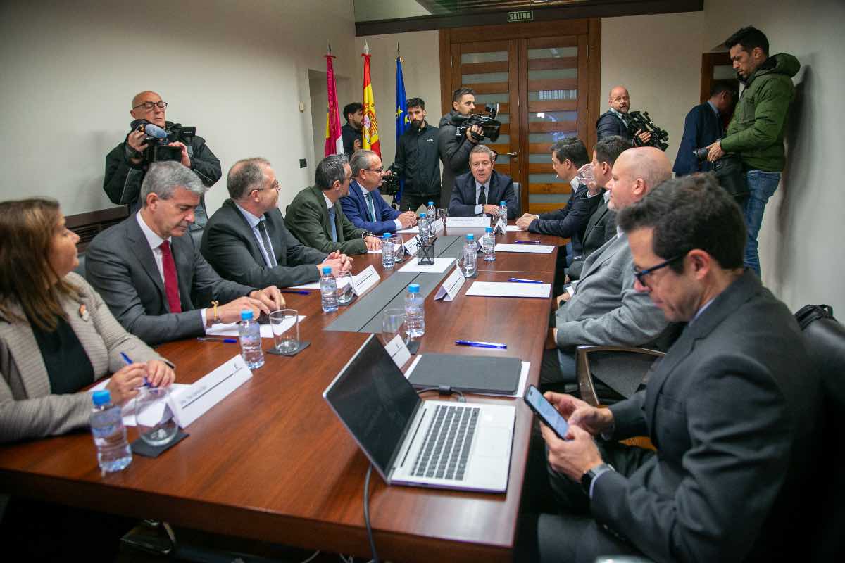 El presidente de Castilla-La Mancha, Emiliano García-Page, se ha reunido, en Talavera de la Reina, con los responsables de la empresa ´Substrate AI'. (Fotos: A. Pérez Herrera // JCCM)