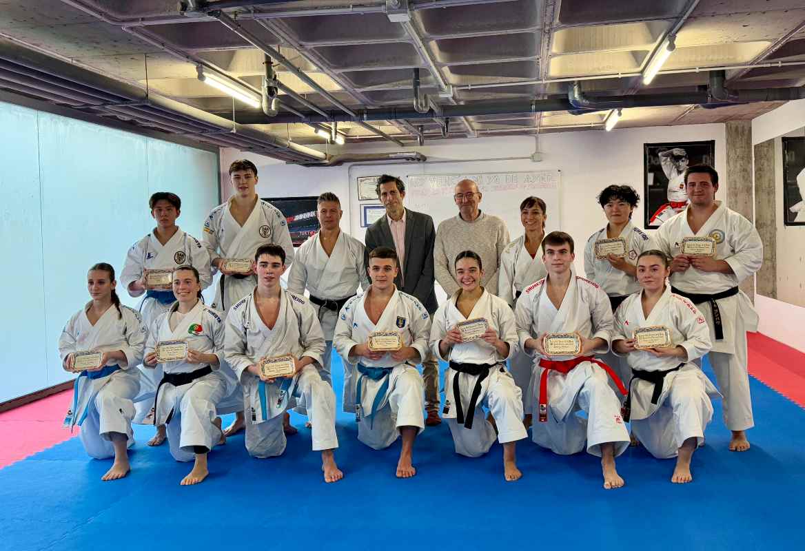 Sandra Sánchez, Jesús del Moral y Antonio Núñez posan con los karatekas.