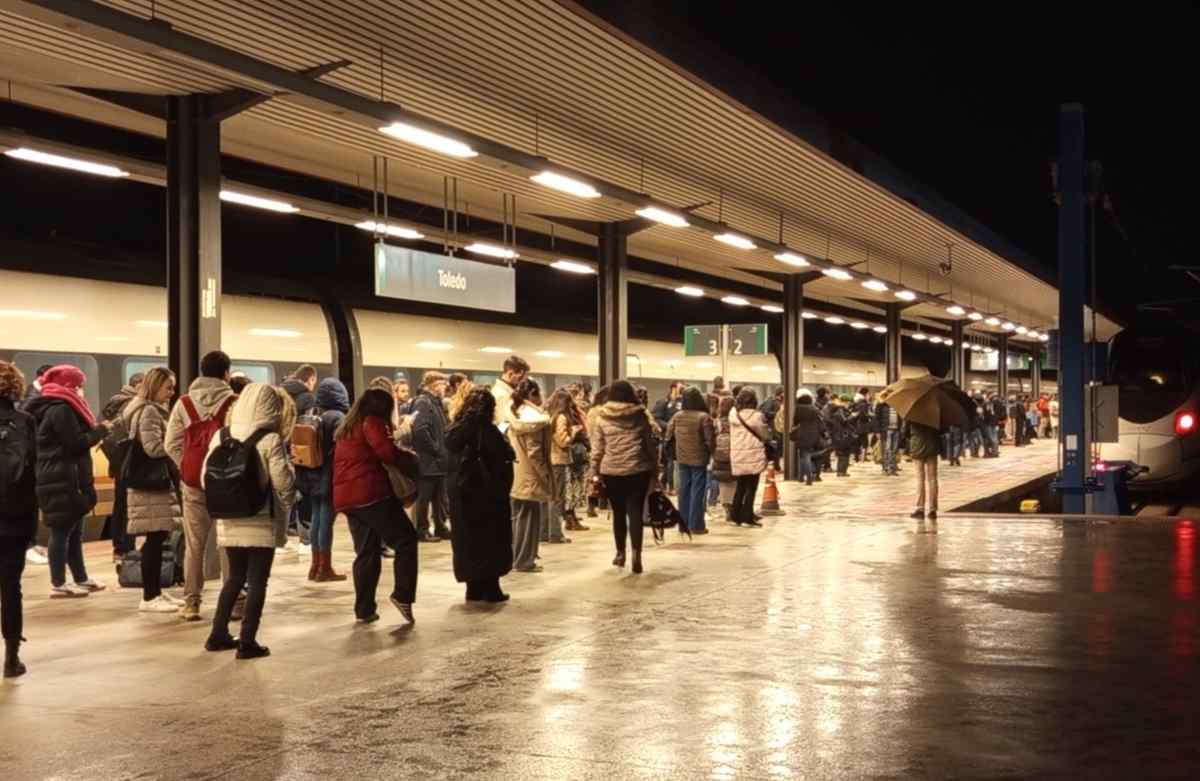 Usuarios del tren Avant de Toledo esperando por varias cancelaciones. Foto: @Jesus_N_G.