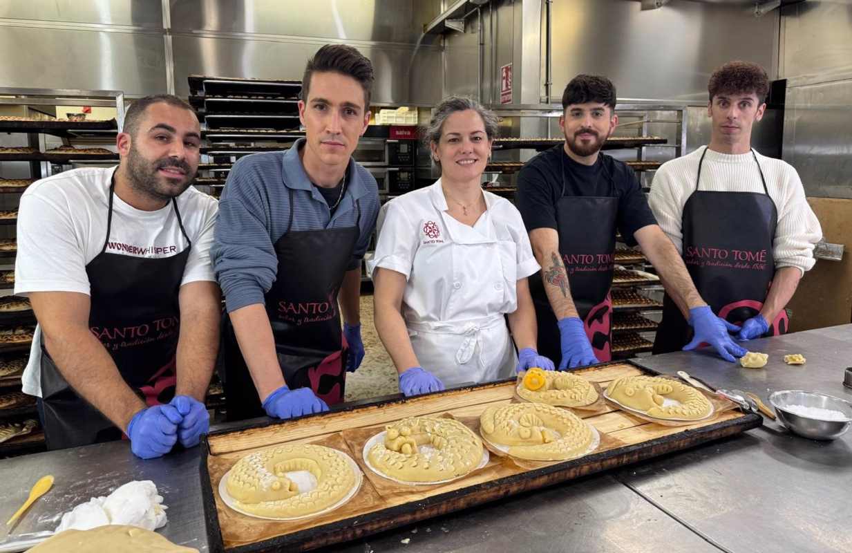 El grupo toledano Veintiuno elaborando Mazapán en el obrador de Santo Tomé. Foto: EP.