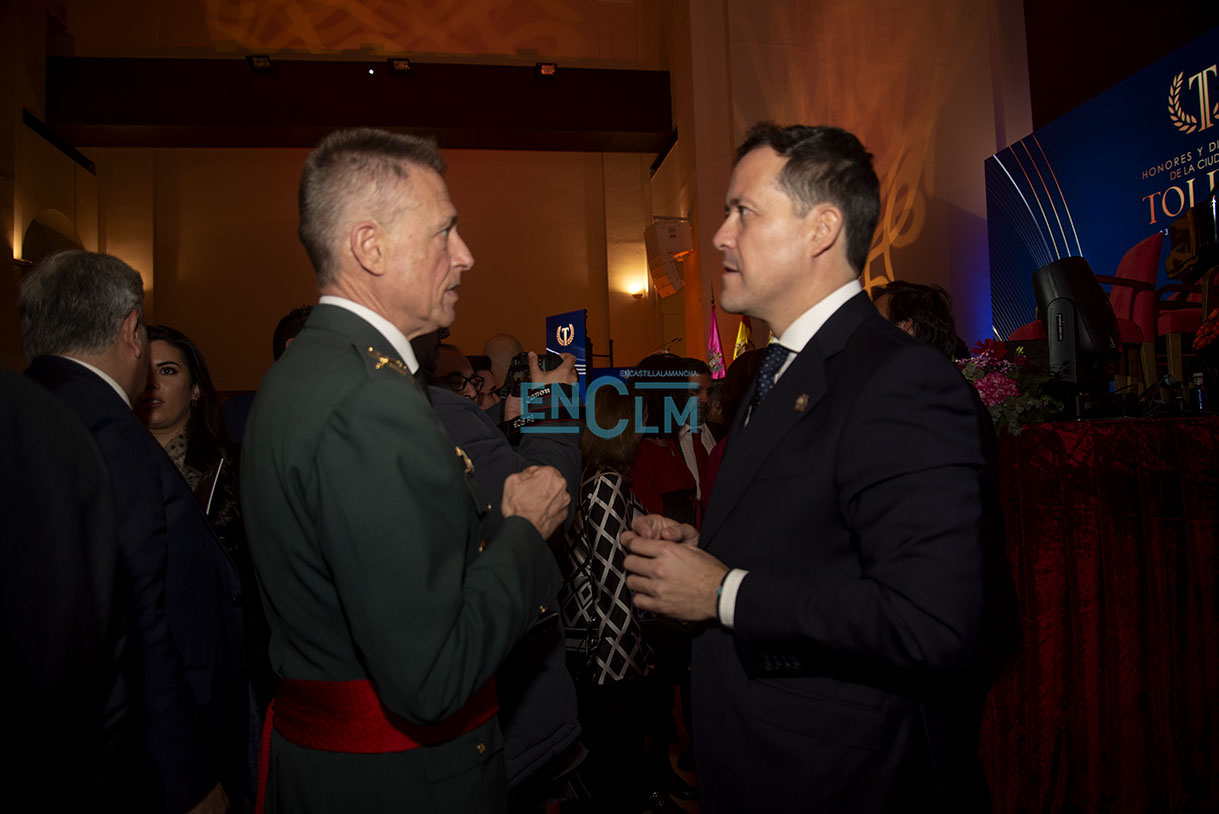 Tras el acto de San Ildefonso, Carlos Velázquez charla con Francisco Javier Vélez, jefe de la 2ª Zona de la Guardia Civil, Castilla-La Mancha, Foto: Rebeca Arango.