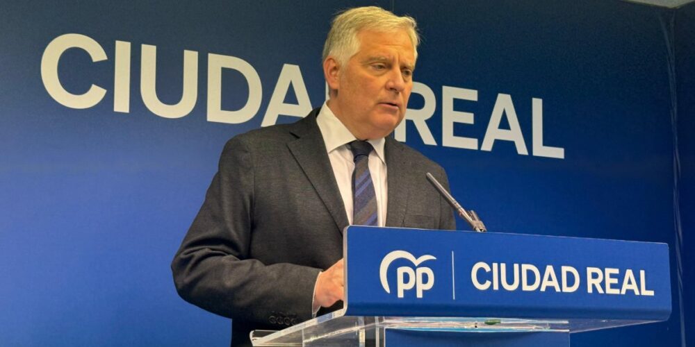 El alcalde de Ciudad Real, Francisco Cañizares, en rueda de prensa desde la sede del PP