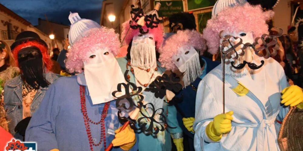 Imagen de archivo de varias máscaras callejeras durante el Carnaval de Miguelturra