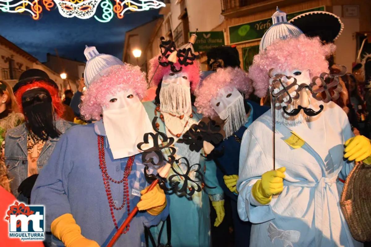 Imagen de archivo de varias máscaras callejeras durante el Carnaval de Miguelturra