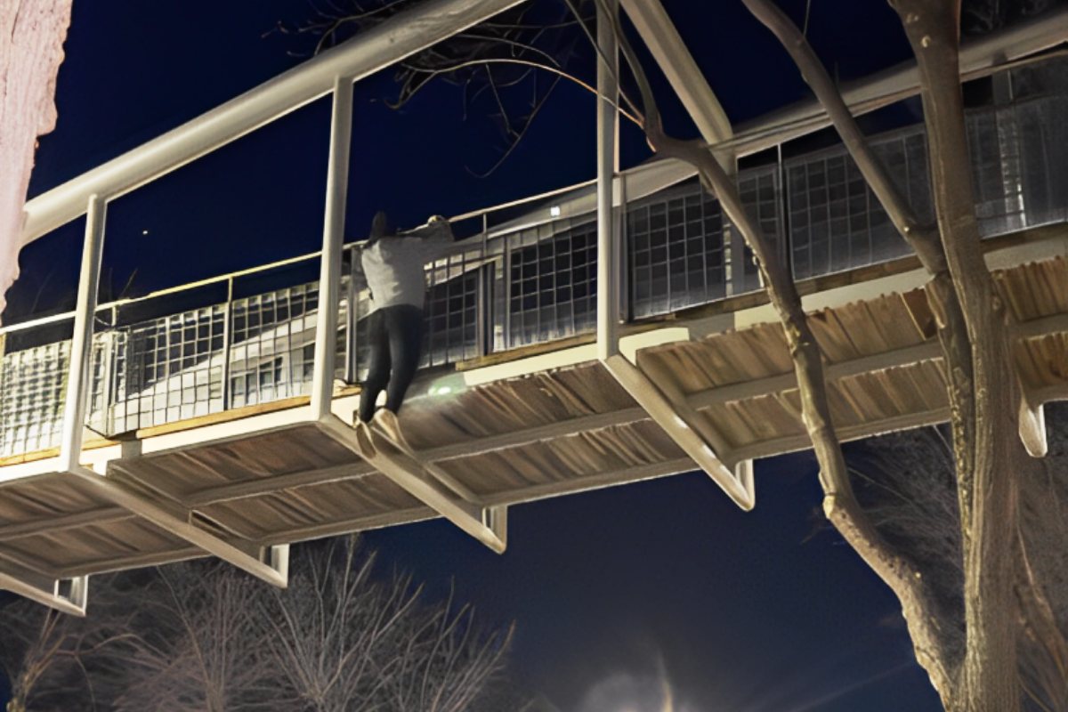 Imagen del joven haciendo dominadas en el puente que une las instalaciones deportivas de La Moheda