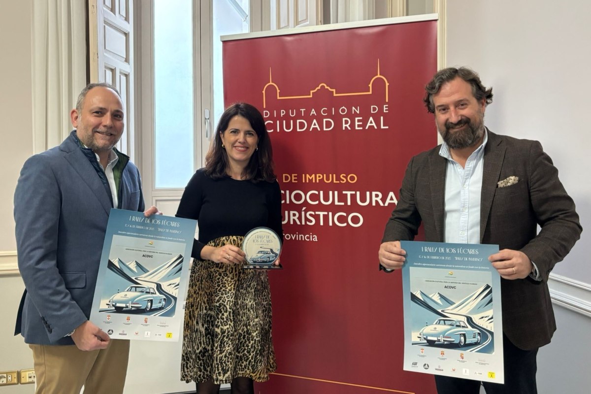 La vicepresidenta quinta de la Diputación de Ciudad Real, María Jesús Pelayo, junto con miembros de la Asociación Cultural para la Defensa del Vehículo Clásico