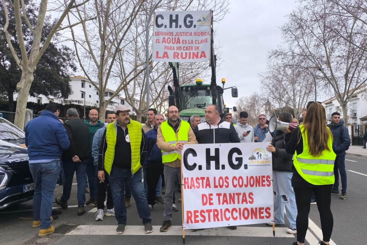 Manifestantes a las puertas de la Confederación