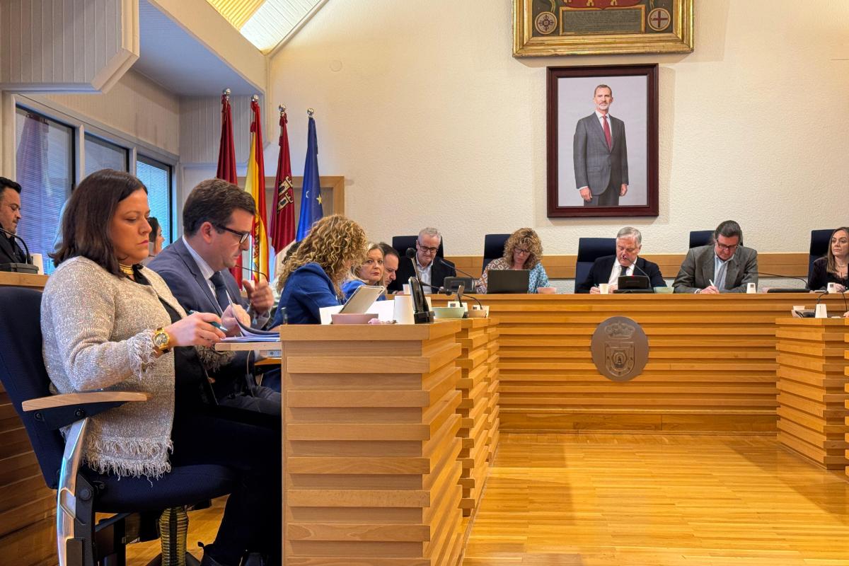 Ricardo Chamorro y Fátima de la Flor, en el extremo de la bancada del Salón de Plenos del Ayuntamiento de Ciudad Real