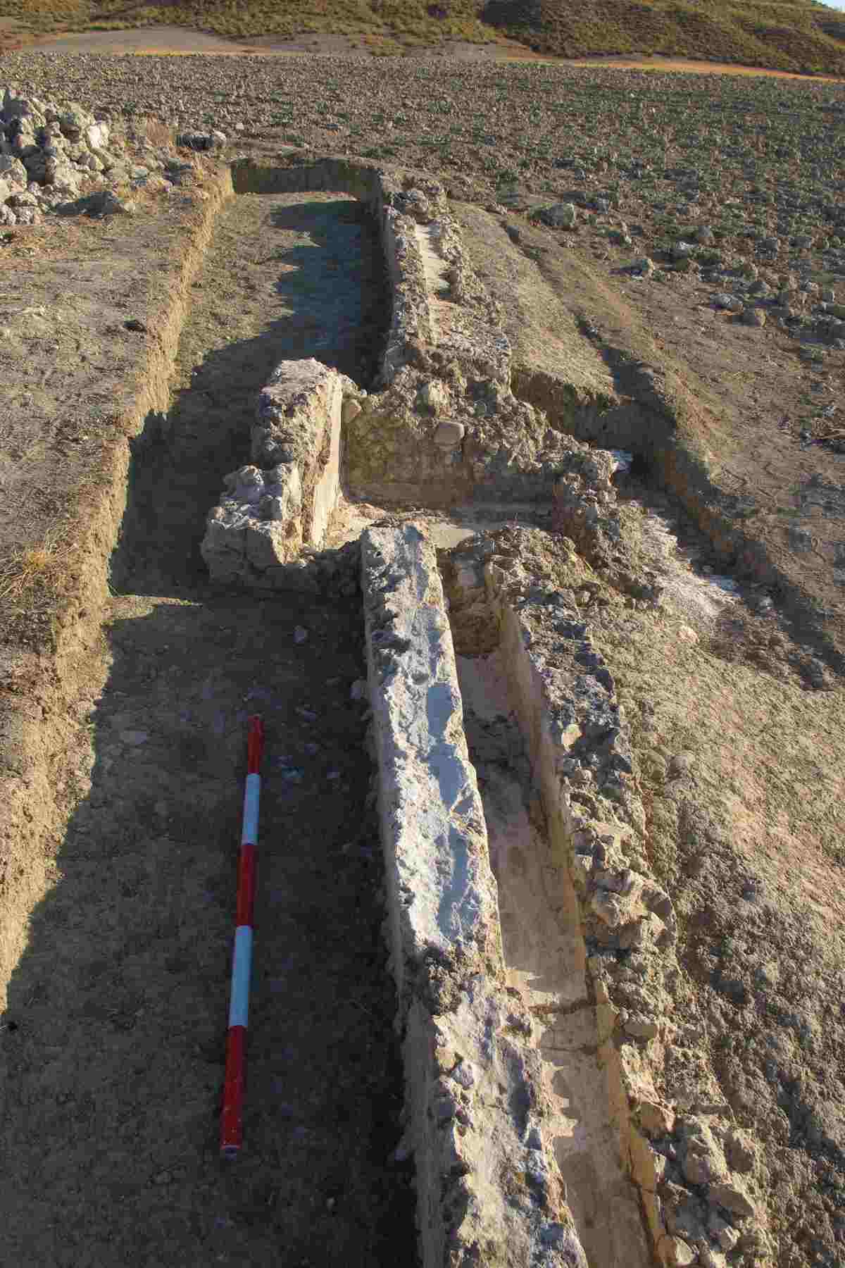 Tramo de acueducto y piscina limaria (fotografía del Equipo Arqueológico Caraca)