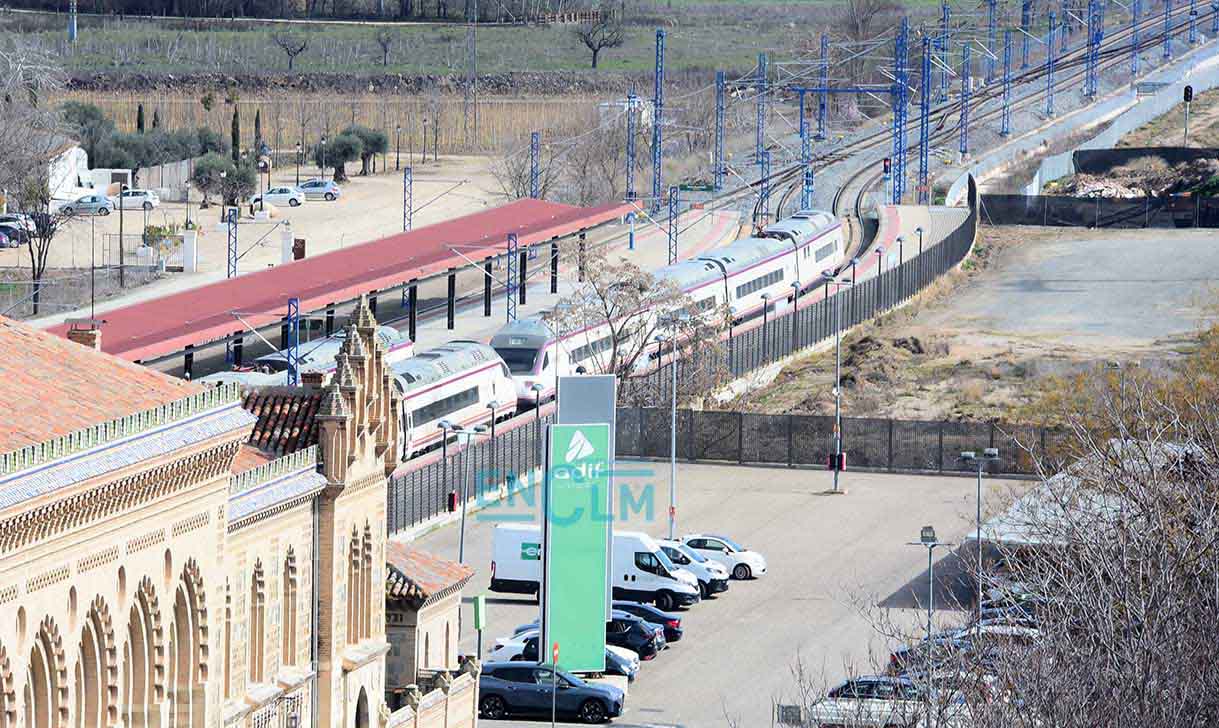 AVE parado en la estación de tren de Toledo.